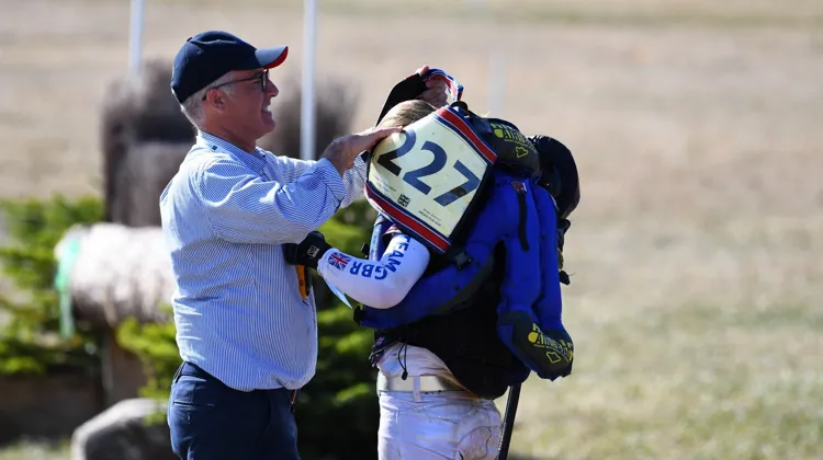 Le docteur vétérinaire Emmanuel Lagarde avec une concurrente du concours complet de Lignières