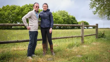 C’est à Saint-Rivoal, dans le Finistère, qu’avait été fondé l’élevage de Mescam par Patrick Rabot, ici en 2022, accompagné de sa deuxième fille Élodie.