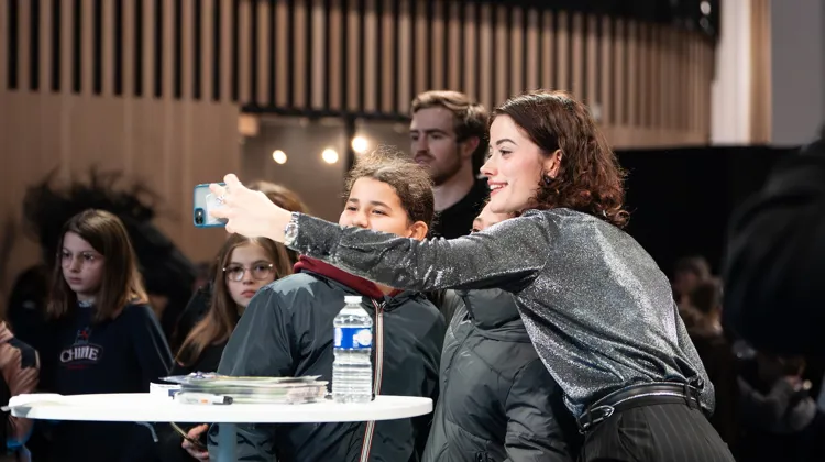 Pour moderniser l’image du Salon du cheval de Paris et toucher un nouveau public, Charlotte Bouilloux-Lafont et ses équipes s’appuient sur les influenceurs et créateurs de contenu, comme Mathilde Labat, plus connue sous le nom de Mathilde & Sligo. 