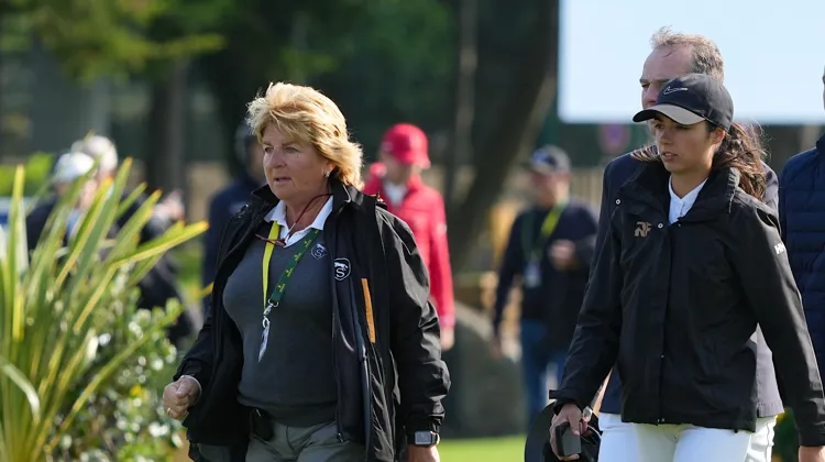 Helena Stormanns et Nina Mallevay sont ici en pleine reconnaissance sur la piste du Jumping international de La Baule. 