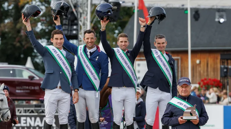 La France triomphante sur le podium après avoir remporté le circuit de Coupe des nations FEI