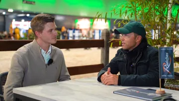 Échange entre Jasper Doucé et Kent Farrington sur l’importance de la formation des jeunes chevaux. 