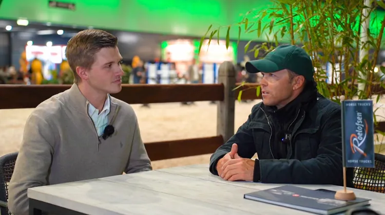 Échange entre Jasper Doucé et Kent Farrington sur l’importance de la formation des jeunes chevaux. 