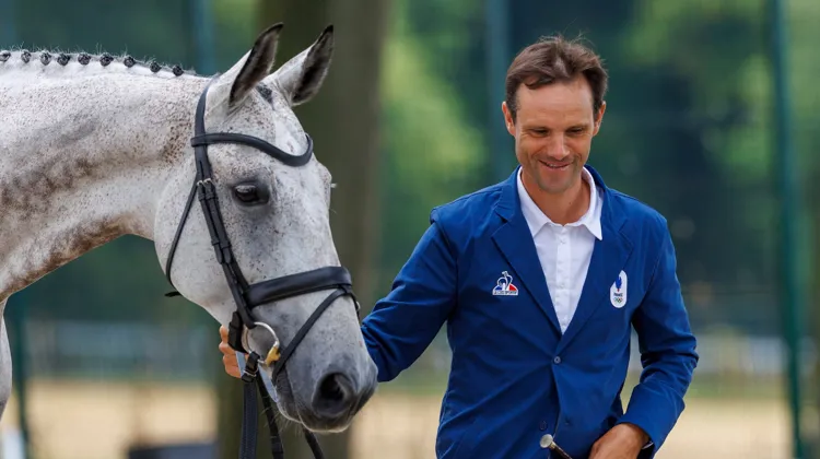 Nicolas Touzaint et Diabolo Menthe lors de l’une des visites vétérinaires des Jeux olympiques de Paris 2024. 