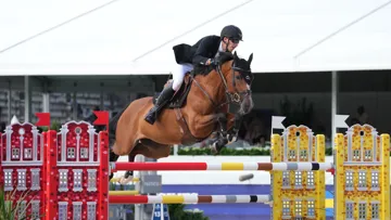 Henrik von Eckermann et Glamour Girl en route vers la victoire dans l'épreuve d'ouverture à Stockholm. 