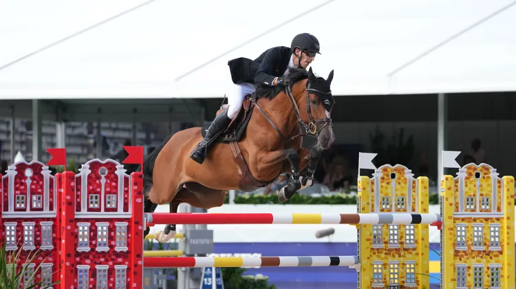 Henrik von Eckermann et Glamour Girl en route vers la victoire dans l'épreuve d'ouverture à Stockholm. 