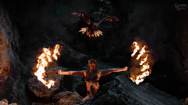En pleine performance, Julie Boisnard mêle l’art du feu à la fauconnerie, sous le vol d’Andraste.