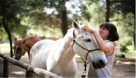 Jeunes femmes de moins de trente ans, Charlotte Davico (ici en photo) et Océane Charrier incarnent une nouvelle génération de monitrices qui tentent de repenser le modèle des centres équestres. 