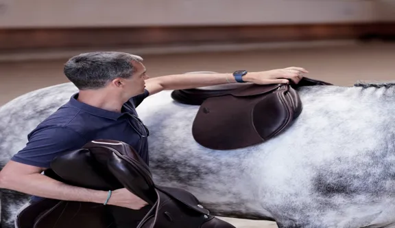 Trouver la selle parfaite pour un cheval et son cavalier relève à la fois de l'art et de la science, et nécessite souvent l'aide d'un saddle fitter qualifié.