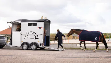 Gagnez un van 2 places Touring Country pour un an grâce au jeu-concours Cheval Liberté x GRANDPRIX.