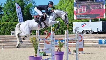En parallèle de sa mission de reproducteur, Ekano DKS évolue jusqu’en CSI3* sous la selle du Normand Dylan Levallois. 