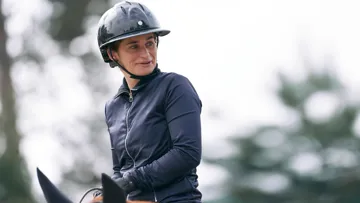 À vingt-trois ans, Jeanne Sadran fait montre d’une maturité exemplaire, à cheval comme à pied.