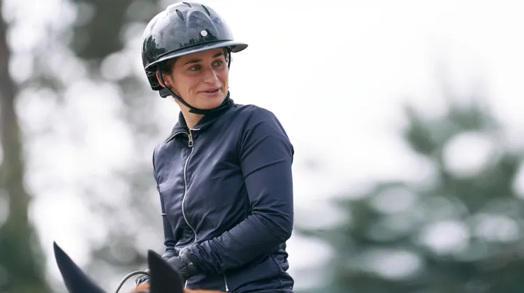 À vingt-trois ans, Jeanne Sadran fait montre d’une maturité exemplaire, à cheval comme à pied.