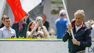 Henk Nooren, sélectionneur national, lors du traditionnel défilé des nations. 