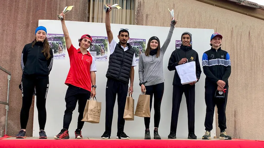 De gauche à droite : Neigeline Davy, sixième, Pablo Tomas Arnaud, deuxième, Saïf Beljafla, vainqueur, Garance Jullien, troisième, Faïçal Hamid al-Anezi, quatrième, et Victor Fabre Carlus, cinquième.