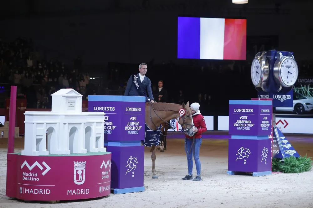 Billabong du Roumois est sa groom à la remise des prix.