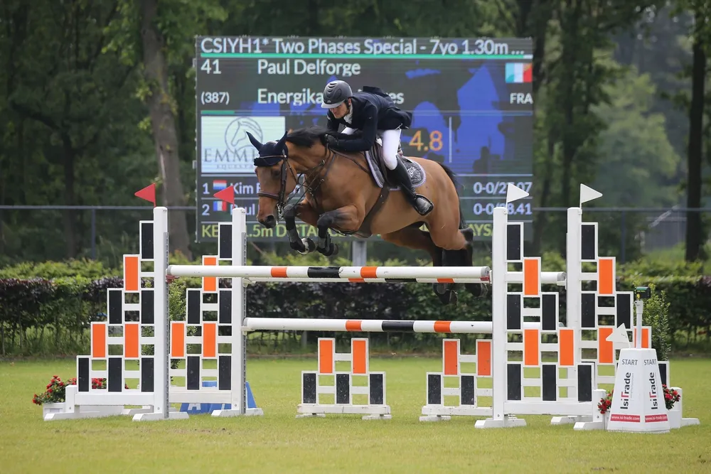 Âgée de sept ans, Energika des Neyes semble suivre les traces de ses compagnons d'écurie.