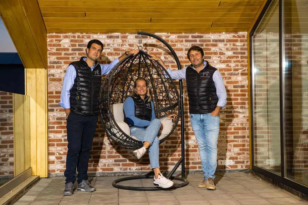 Willemijn Poels (au centre), Steve Tinti (à gauche) et Carlos Pinto (à droite), les fondateurs de The Collection