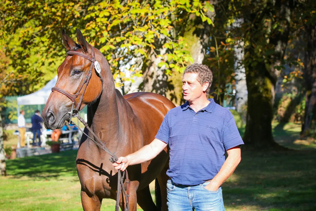 Iam du Loir pose ici avec son naisseur, Pierre Gouyé