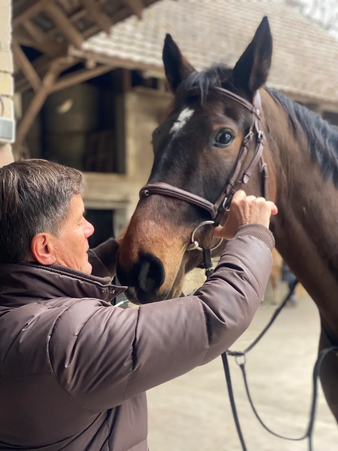 “Le cavalier se doit de toujours veiller à son approche et à sa méthode d’éducation et de dressage”, dit notamment Éric Louradour. 