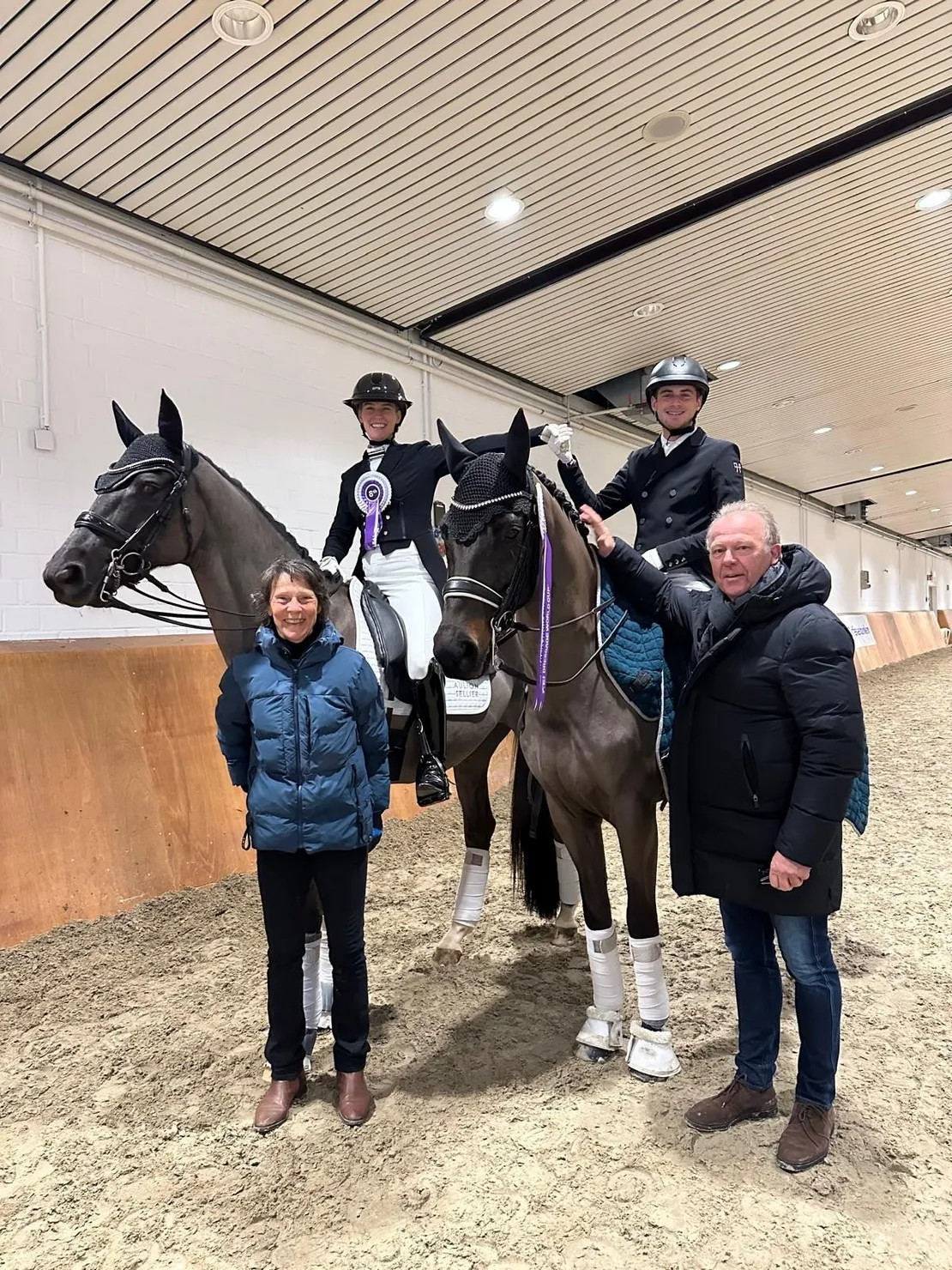 Entourés par leurs entraîneurs, Isabelle Judet et Norbert van Laak, les deux cavaliers français se sont réjouis de participer ensemble à la remise des prix