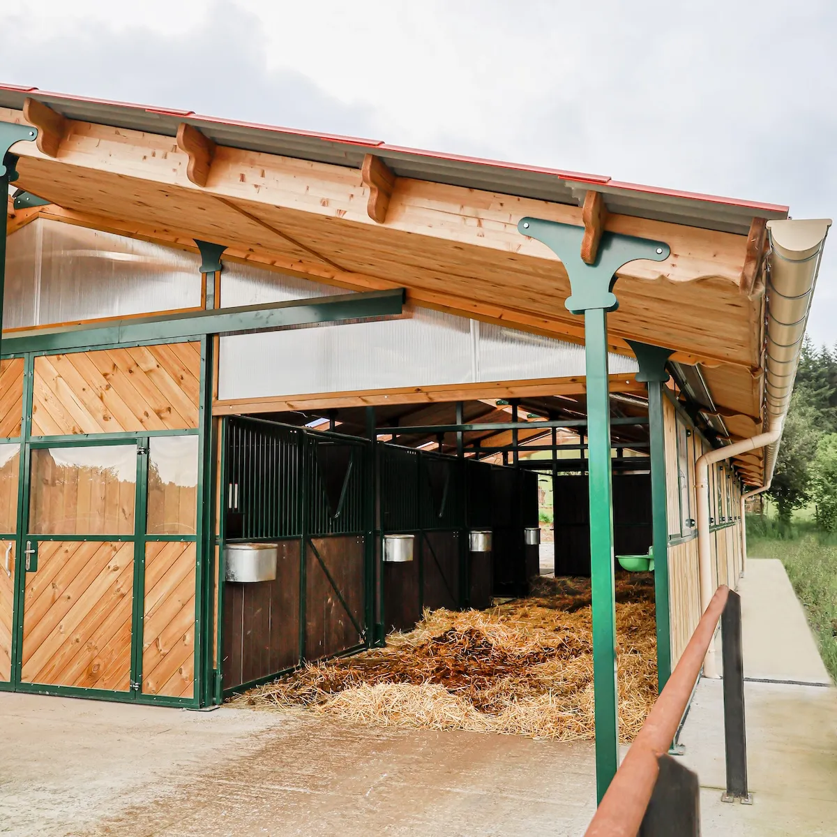 Ouvrir grand les portes des écuries pour un curage express, nombreux sont les équitants à en avoir rêvé ! Considéré comme un luxe à ses débuts, à l’aube des années 2000, le système de portes coulissantes ou grandes ouvertes est désormais indispensable.