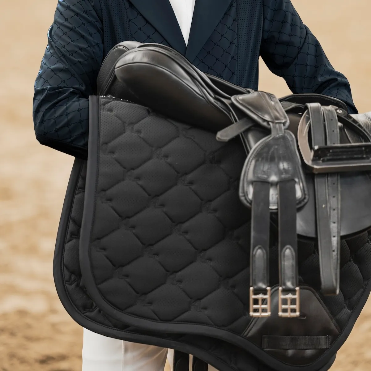 La gamme Tanatex de Kingsland, destinée aux cavaliers comme aux chevaux, est la première à proposer un textile imprégné d’un produit répulsif contre les insectes.