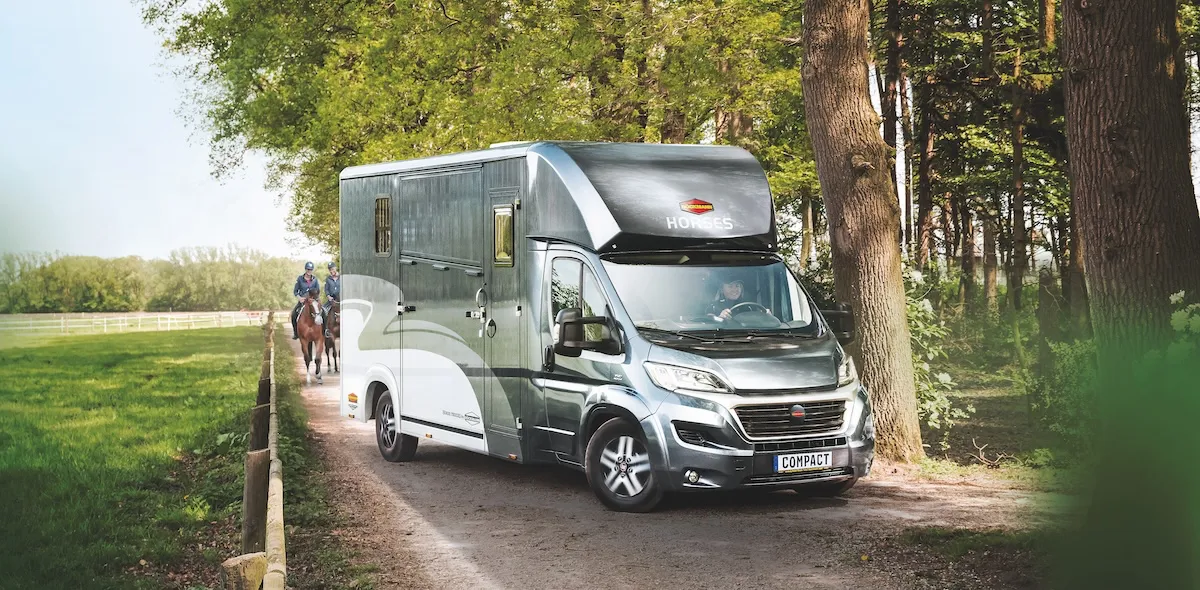 La société Böckmann propose un modèle de “petit” camion PL, compact, léger et maniable, capable de transporter trois chevaux.