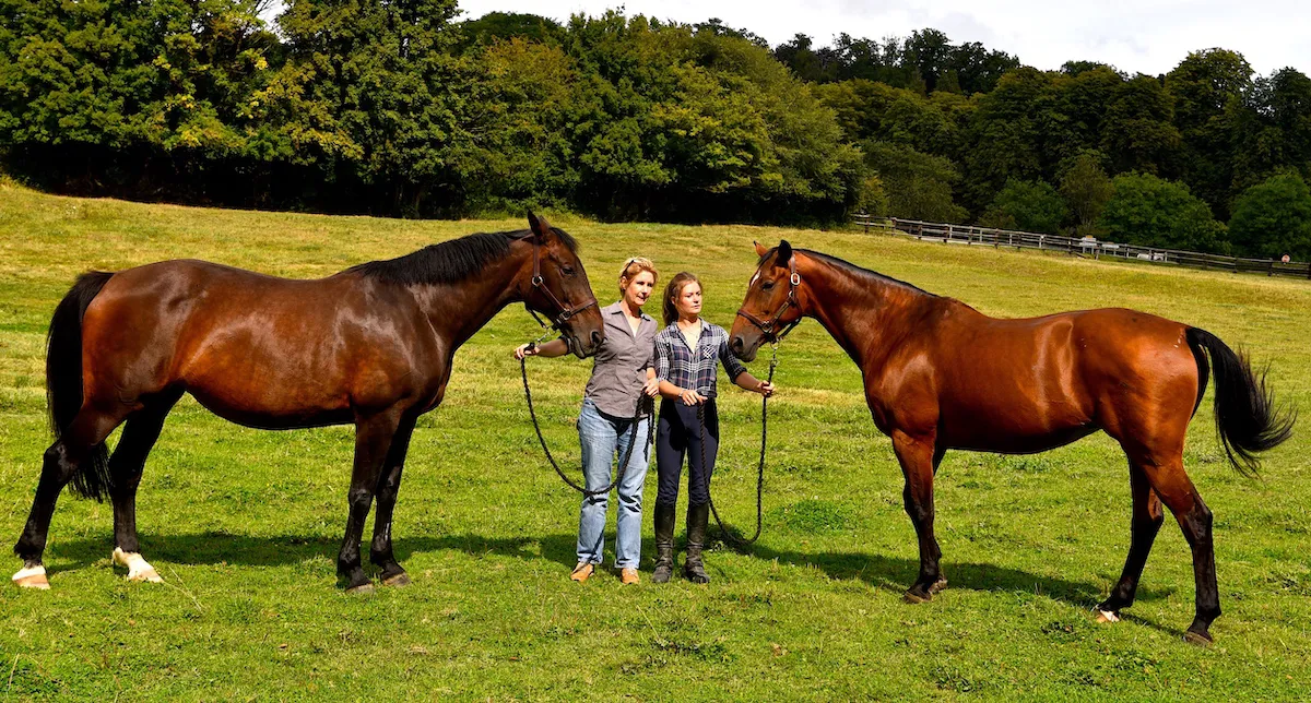 Après avoir brillé en compétition, Osiris et Jubilée, qui posent ici aux côtés d’Alexandra et sa fille Héloïse Lebon, sont devenues deux des principales poulinières du haras d’Ouilly.