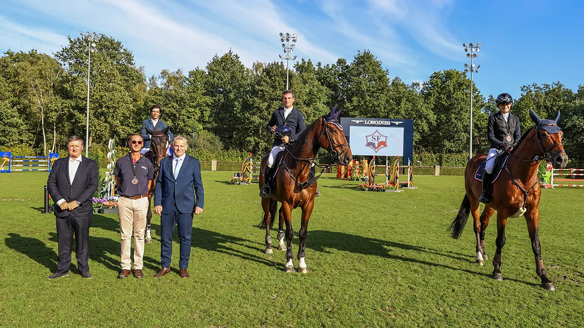 ...tandis que celle du Selle Français s’est parée de bronze sous la houlette de Franck Schillewaert, ici au premier plan entre Jan Tops, organisateur de ce nouvel événement, et Jan Pedersen, président de la WBFSH.