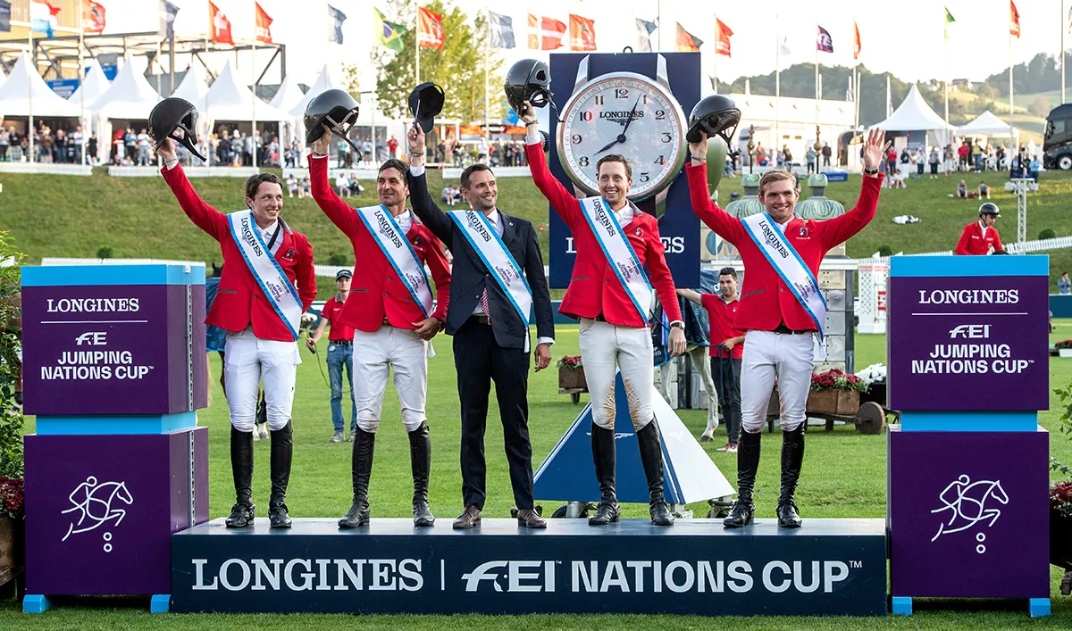 Édouard Schmitz, Steve Guerdat, Michel Sorg, Martin Fuchs et Bryan Balsiger ont été célébrés comme des stars sur le podium protocolaire de l’Officiel de Suisse.