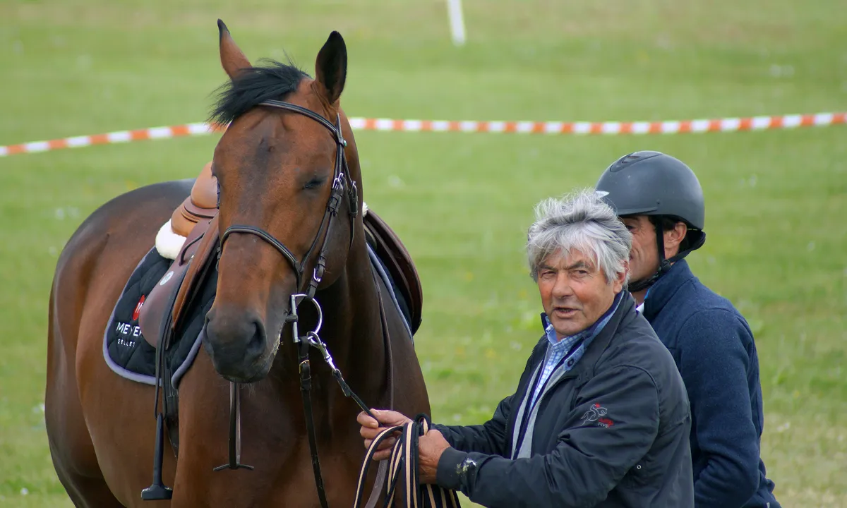André Chenu accompagne ici Teddy Thellier, l’un des nombreux cavaliers formés professionnellement au haras du Plessis.