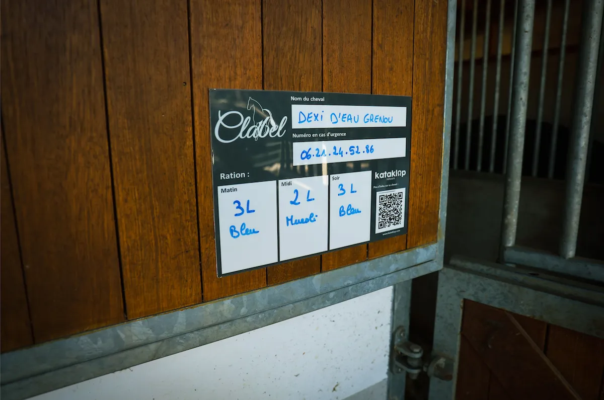 Exemple d’une plaque de box renvoyant à l’application Kataklop à l’aide d’un code QR.