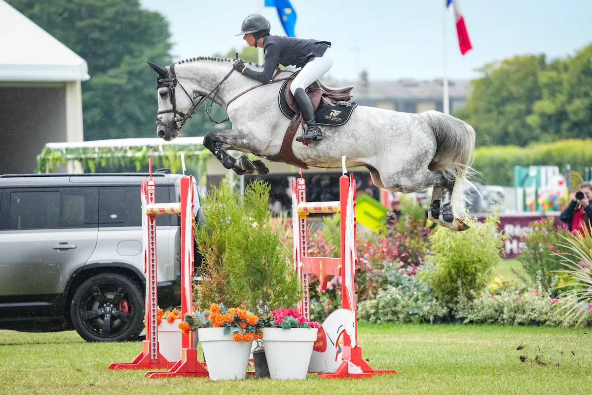 ici à Chantilly Classic avec Cartier SR, Nina Mallevaey monte avec des selles Antarès.