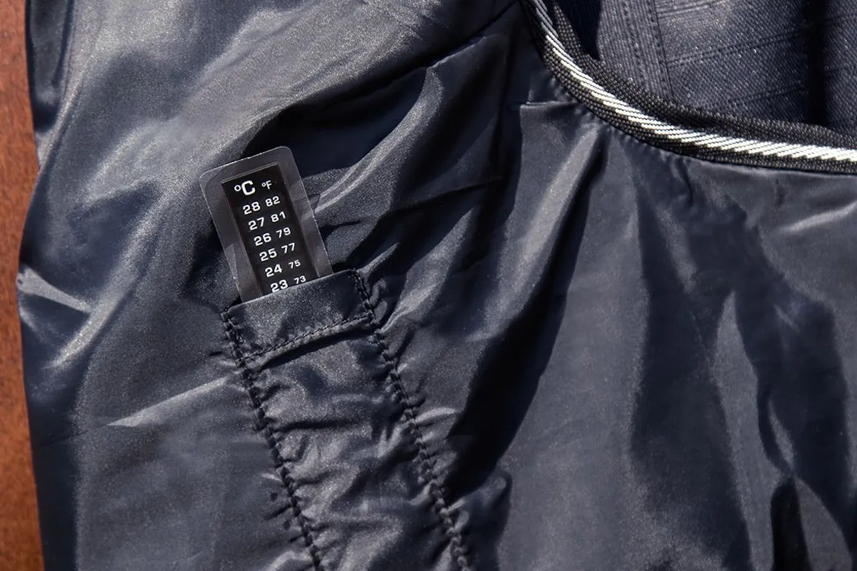 La marque HKM a développé un modèle de couverture disposant, au niveau de l’épaule, d’une petite encoche où se trouve une barrette thermique indiquant la température corporelle du cheval.
