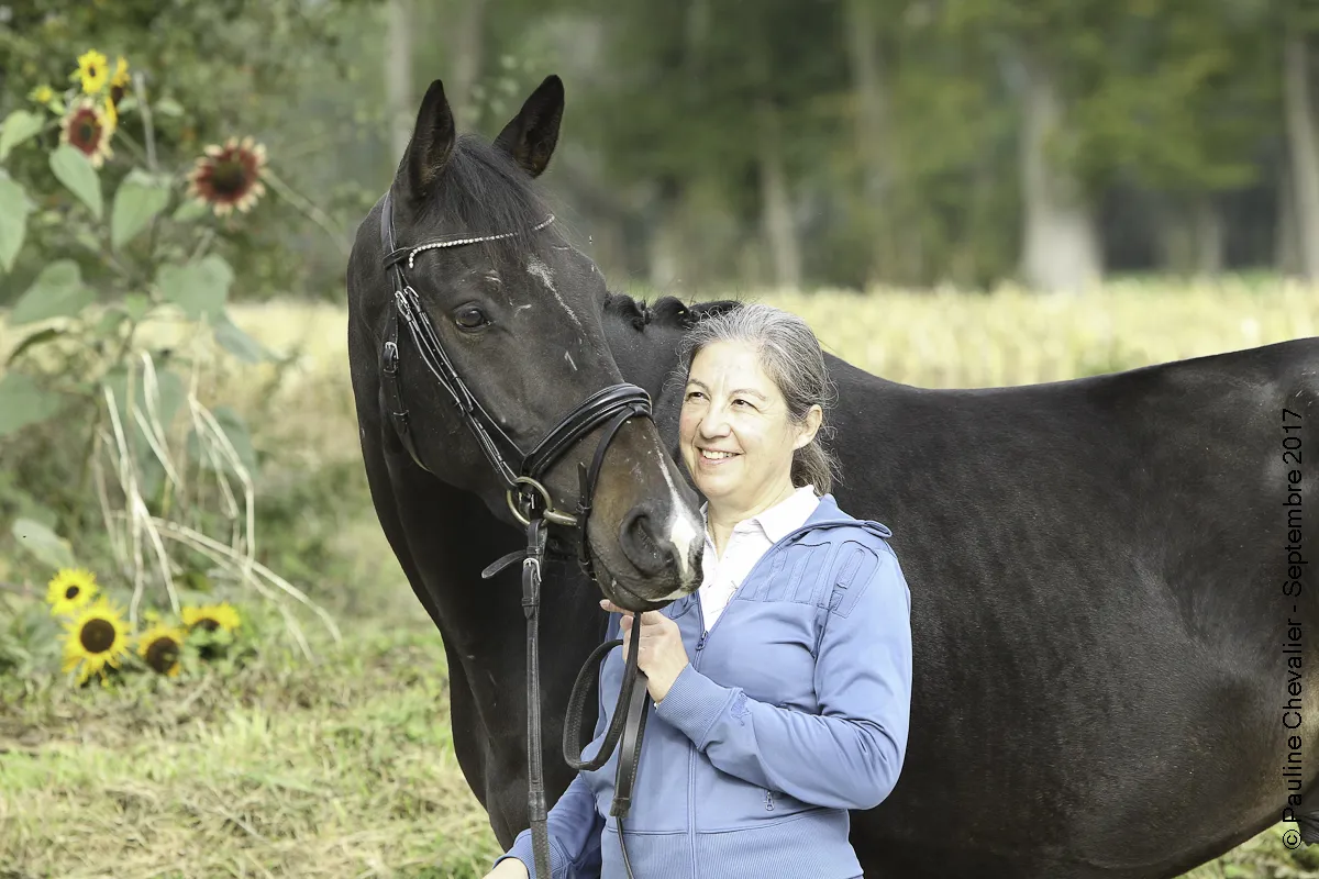 Embrun de Réno, ici en photo avec son éleveuse Catherine Sabot. 