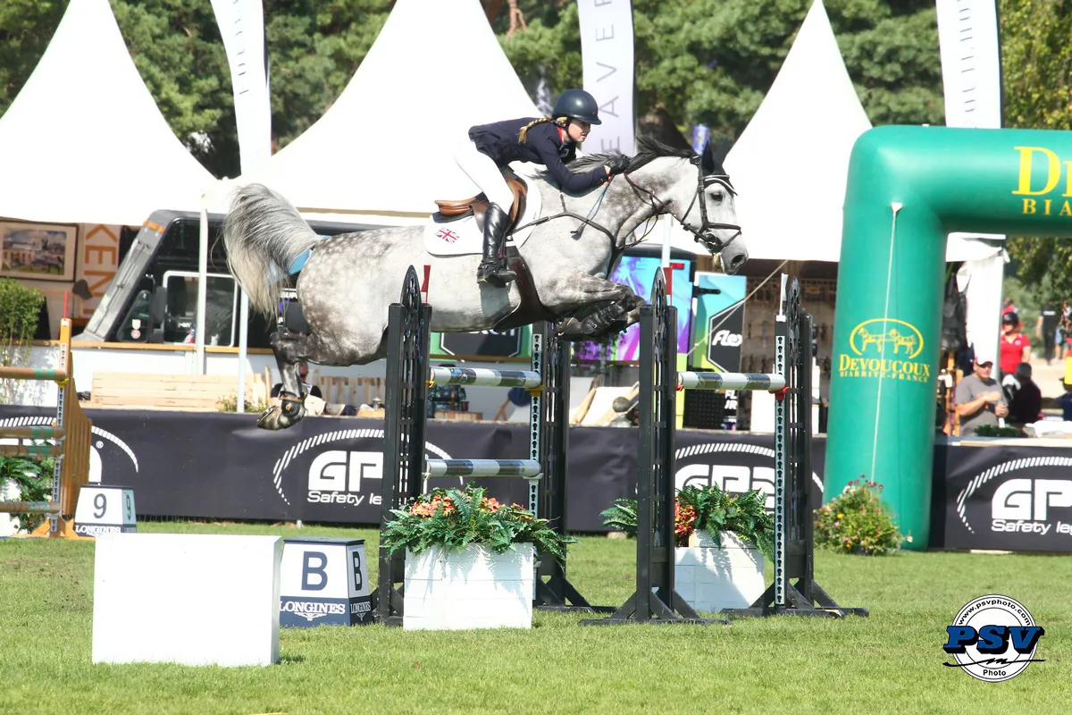 Avec son sans-faute, Sienna Charles permet à l'équipe britannique d'occuper la première place du classement provisoire de ce championnat.