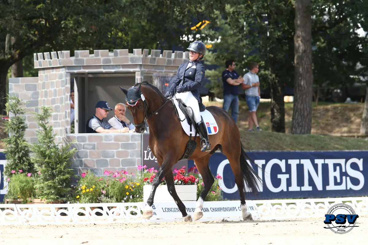 Chloé Jawurek, avec son cheval qu'elle ne connaît que depuis quelques mois, offre la médaille de bronze à la France