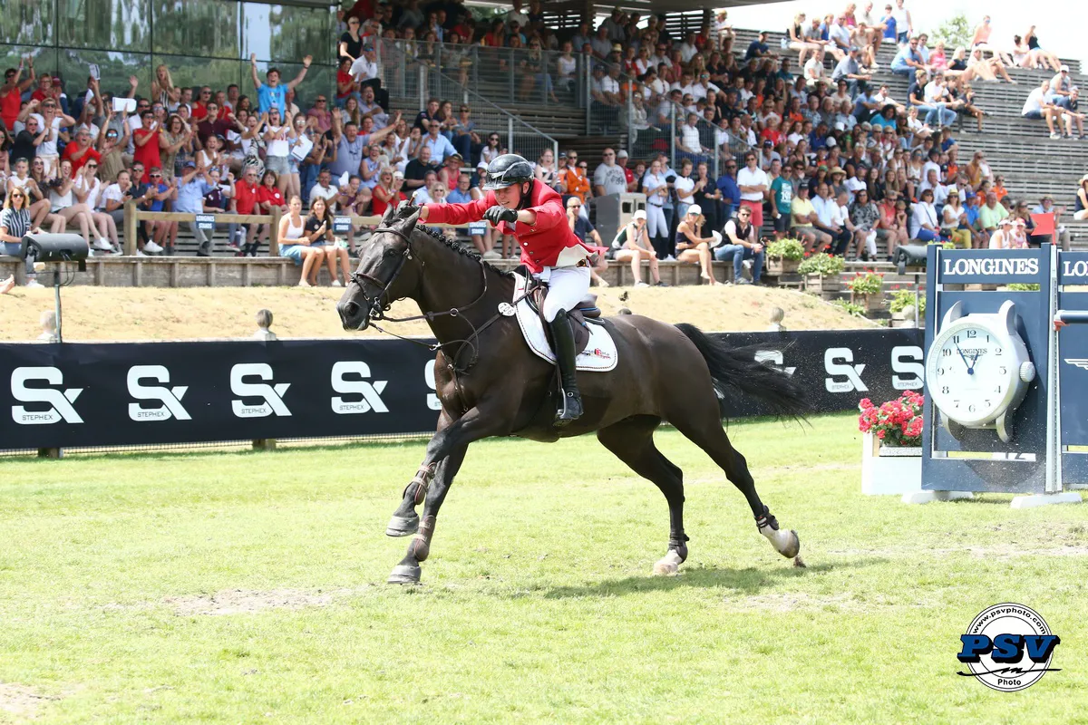 La joie d'Alexander Housen explose passé la ligne d'arrivée, alors que le cavalier vient de réaliser un parcours sans pénalité