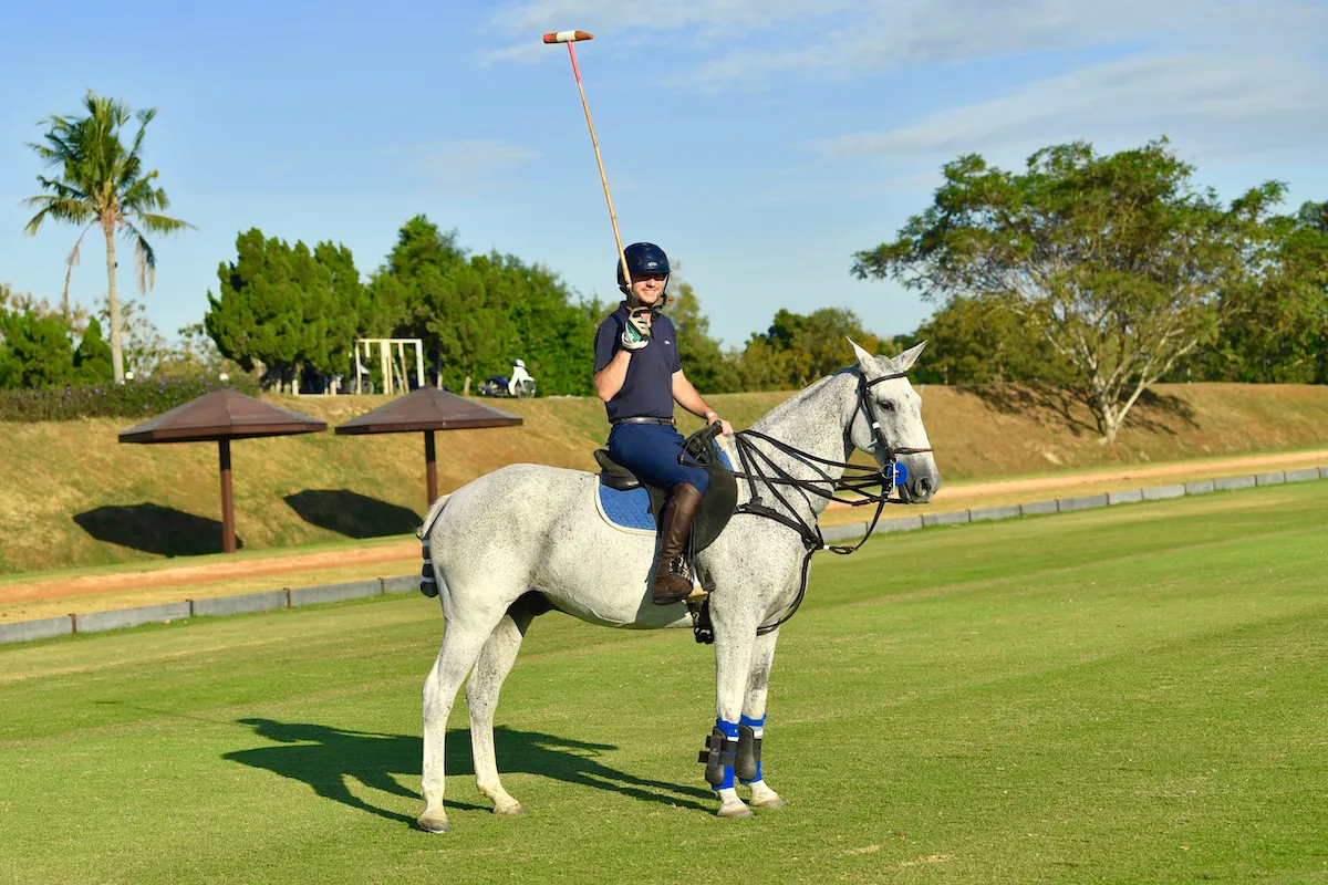 Morgan Froment, narrateur de ce carnet de route, a eu la chance de découvrir le polo à travers un entraînement.