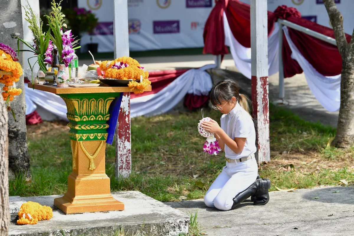 Une cavalière thaïlandaise prie avant d’entrer en piste aux championnats nationaux.