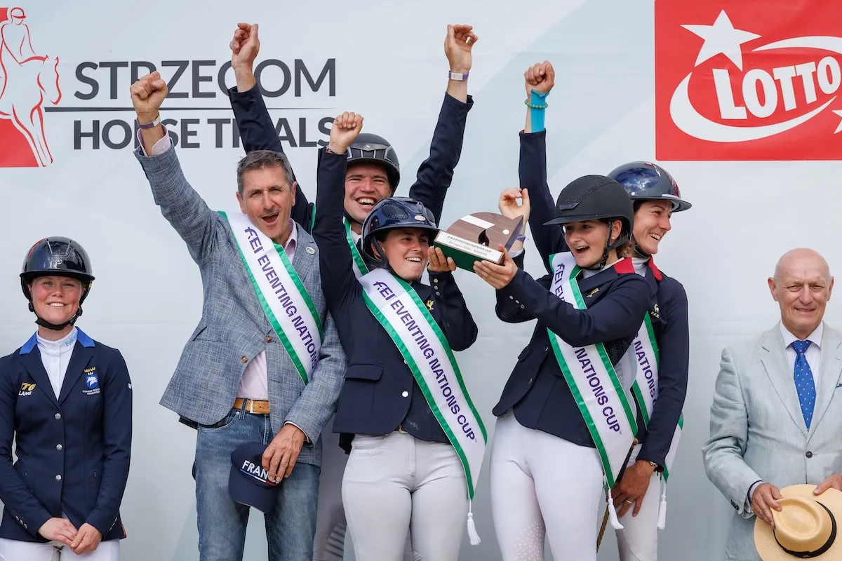 De gauche à droite: Sébastien At, Camille Laisney, Vérane Nicaud et Marie Bouchanville, victorieux à Strzegom.