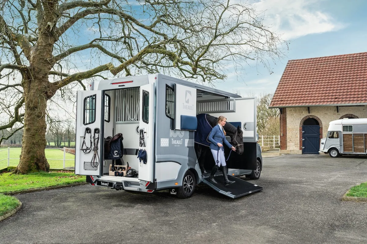 Théault propose l'aménagement “Switch” qui permet de choisir le mode de transport que chaque cheval affectionne le plus, stalle ou barre de poitrail.
