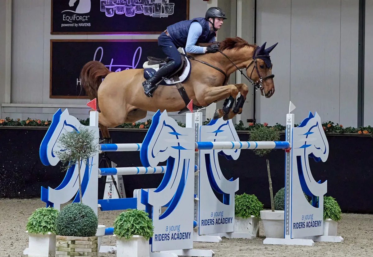 Afin de garantir un processus équitable et impartial, tous les candidats ont dû se produire avec un jeune cheval et un cheval expérimenté dans des épreuves qui leur étaient exclusivement réservées. 