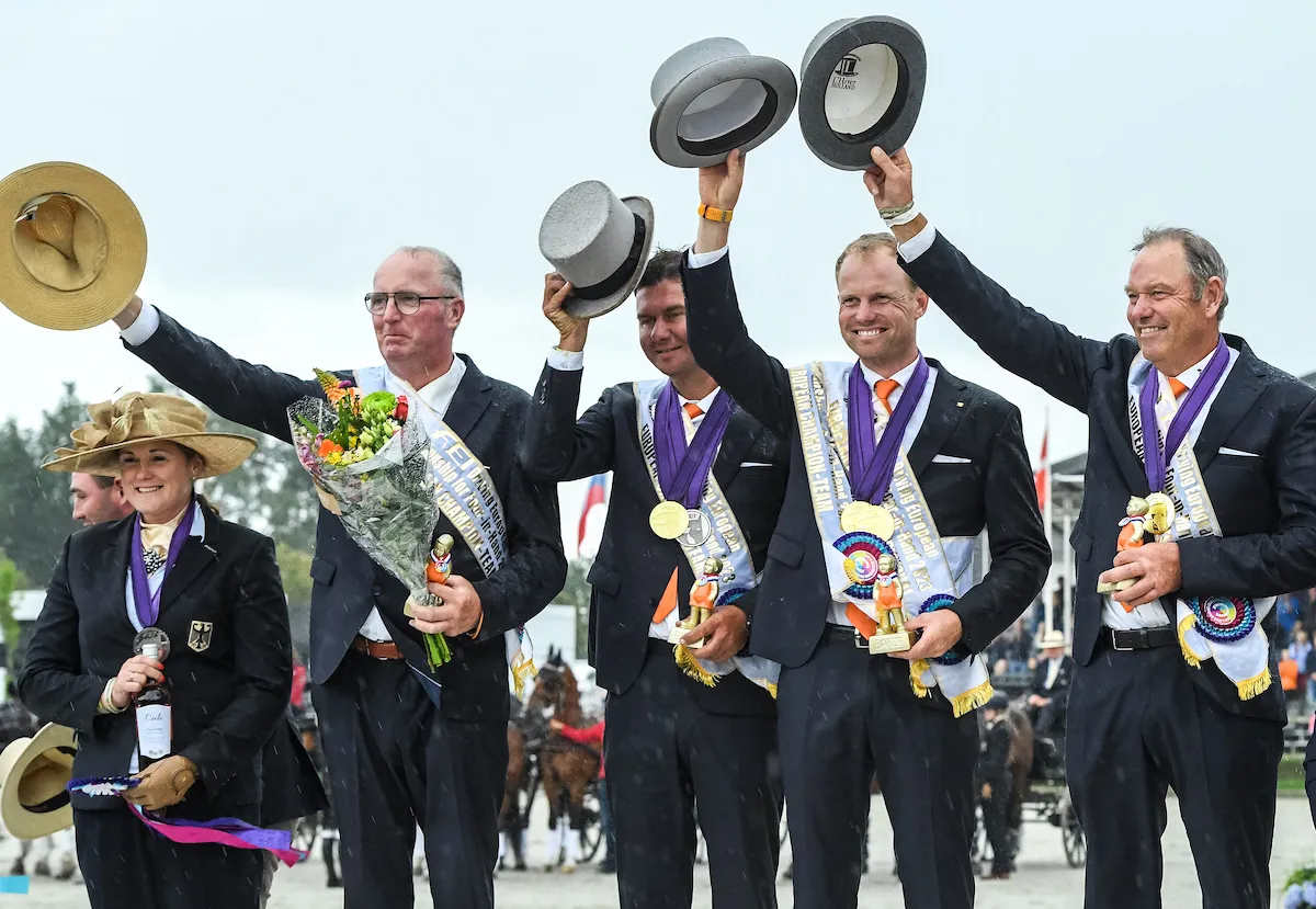 Devant leur public, Koos de Ronde, Bram Chardon et son père IJsbrand Chardon ont triomphé dans le championnat par équipes.