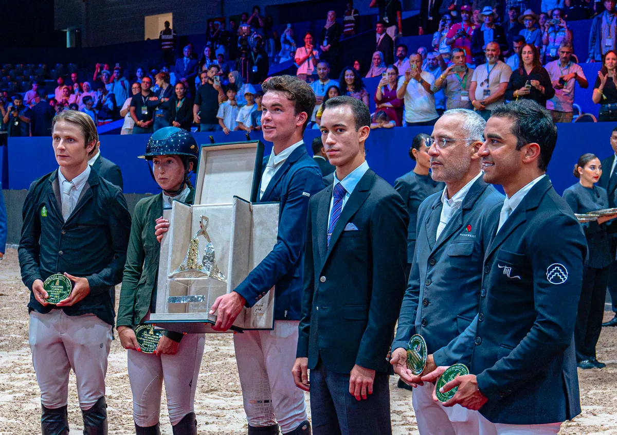 La présence de S.A.R. le prince héritier Moulay El Hassan à El Jadida témoigne de l’attachement traditionnel de la famille royale aux sports équestres et au cheval en général. Il est entouré des cinq premiers du Grand Prix de Sa Majesté le Roi Mohammed VI: Tim Brennan et El Ghali Boukaa (à droite), Mouda Zeyada (à droite), Molly Hughes Bravo et Mans Thijssen.