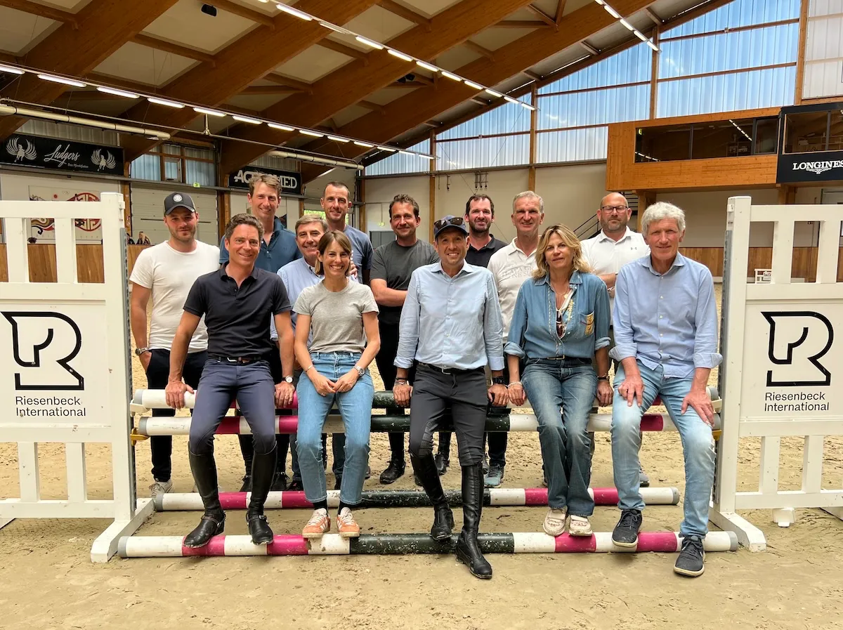 L’équipe derrière les ventes Extra Horses, composée d’éleveurs, de cavaliers internationaux et de marchands de chevaux.