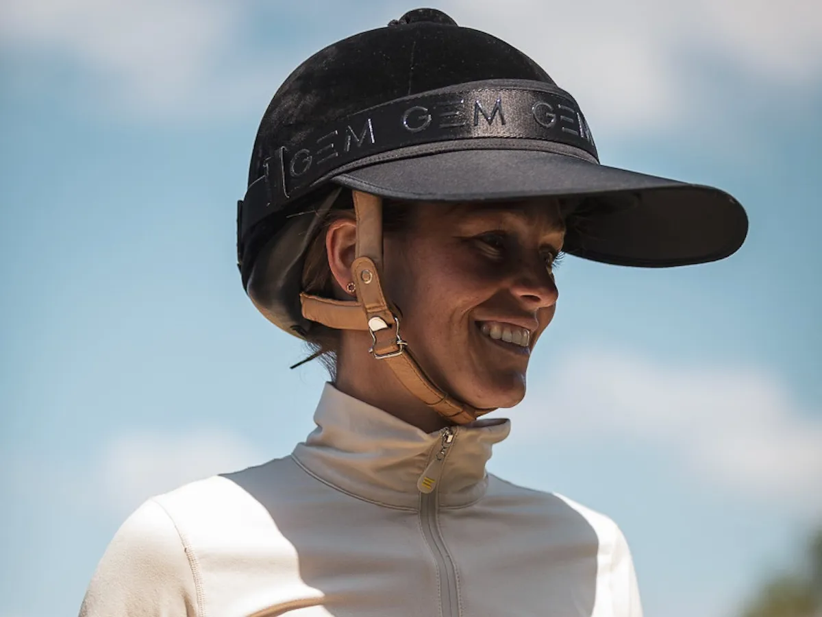 GEM a récemment développé une visière large permettant de ne pas être ébloui par le reflet des sols.