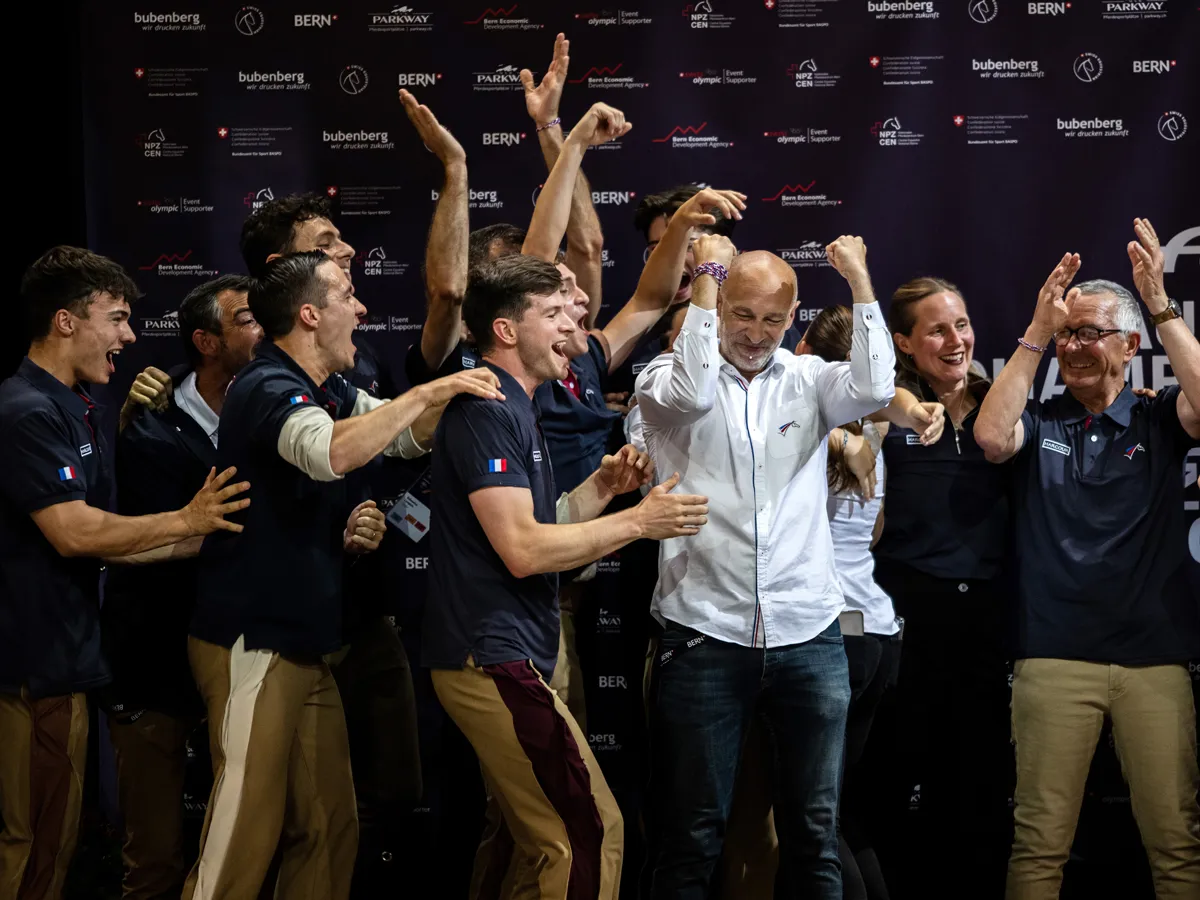 Atout maître de la voltige française, Romain Bernard, ici en chemise blanche, entouré de la délégation tricolore en liesse, demeure l’un des chorégraphes les plus inspirés de la planète voltige.