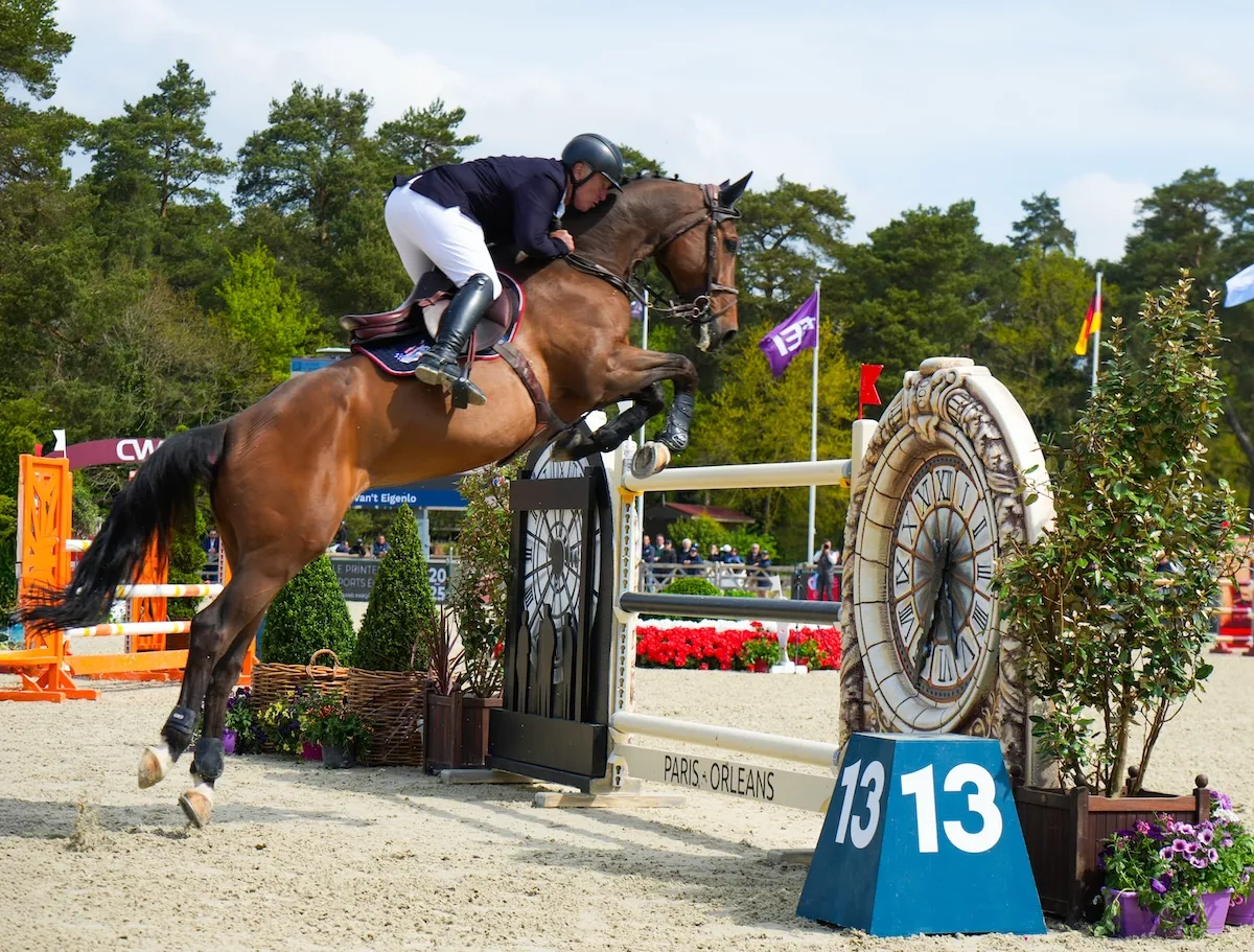 Roger-Yves Bost au pied du podium avec Prins Van't Eigenlo